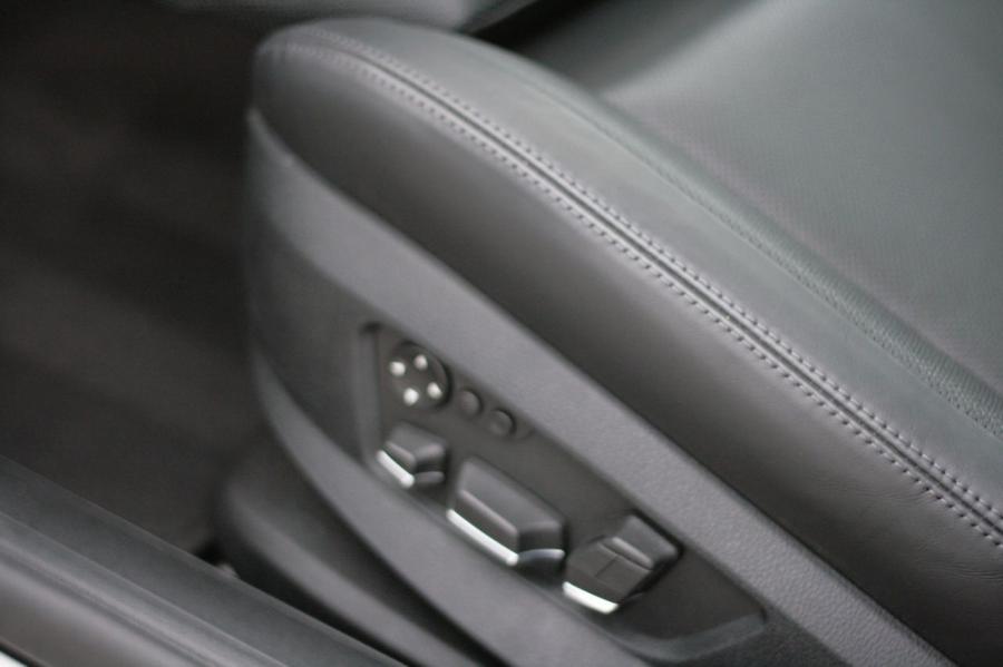  BMW 750i 2009 года  (фото 12 из 32)